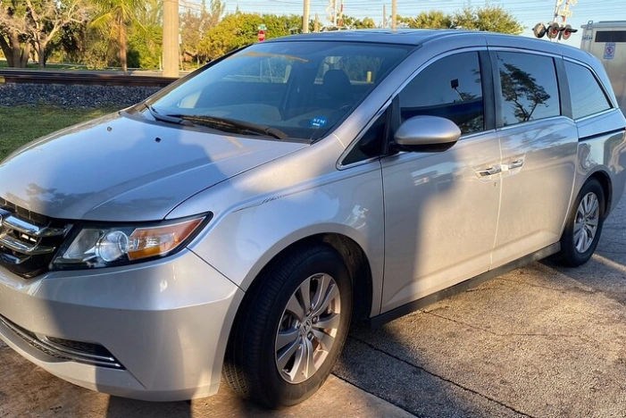 John Wayne Airport (SNA) to Orange County - Round-Trip Private Transfer