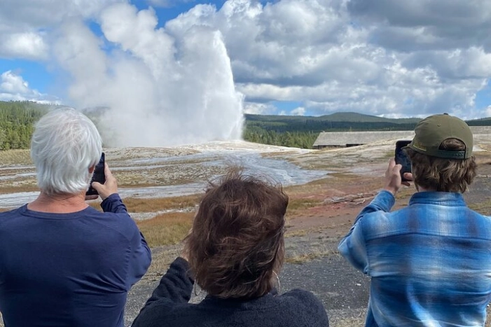 Full Day Private Guided Tour in Yellowstone National Park
