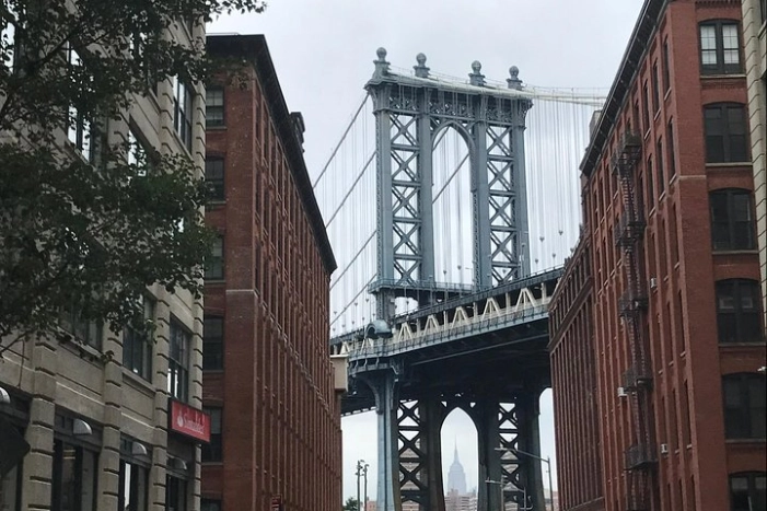 New York contrasts: Manhattan, The Bronx, Queens & Brooklyn