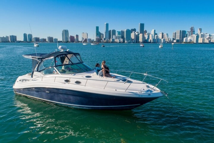 Miami Private Yacht Rental 2 to 4 hours for 10 ppl, Champagne