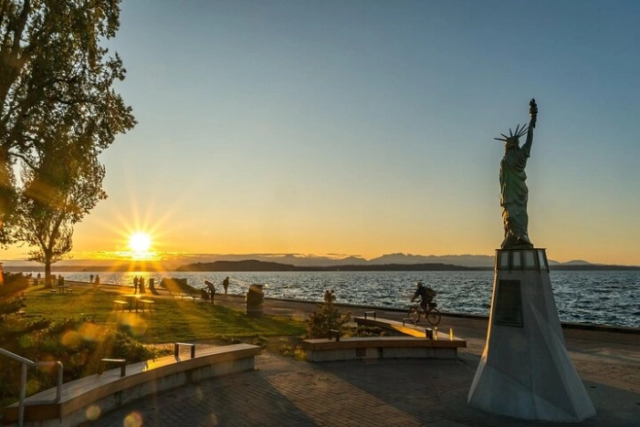 Seattle Evening Tour: Downtown, Waterfront, & Alki Beach