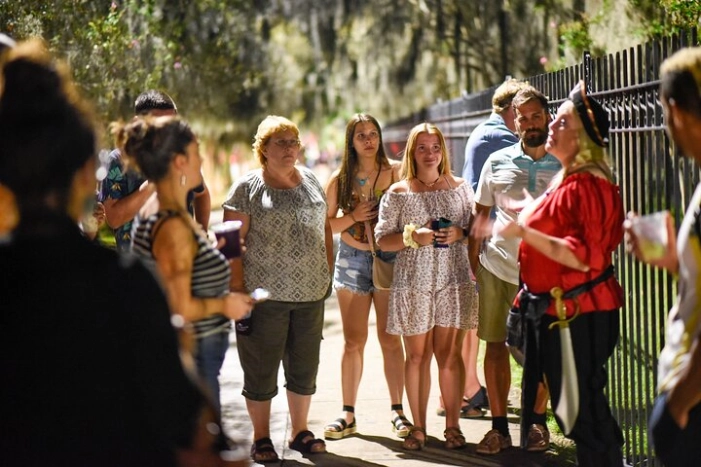 Haunted Savannah Booze and Boos Ghost Walking Tour