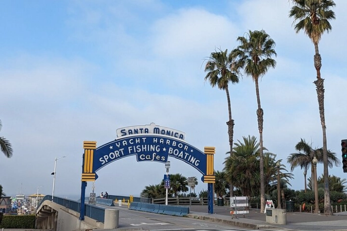 Santa Monica Scavenger Hunt Walking Tour and Game