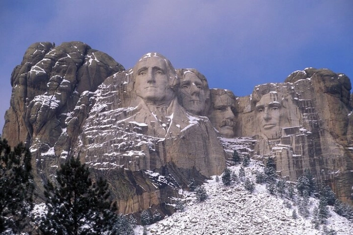 Winter Yellowstone, Grand Teton, and Mount Rushmore 7-day Tour 