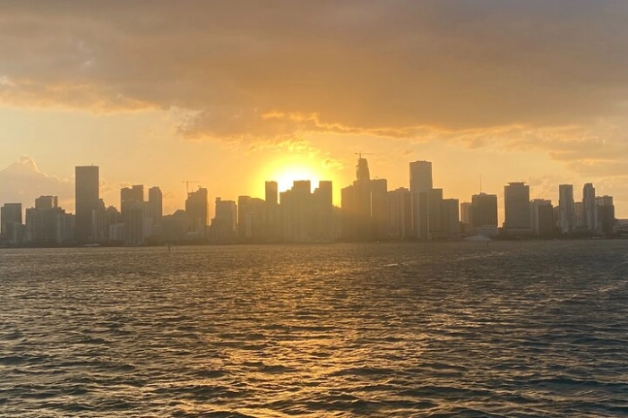 Miami: Biscayne Bay Star Island Sightseeing Cruise+Miami Skyline