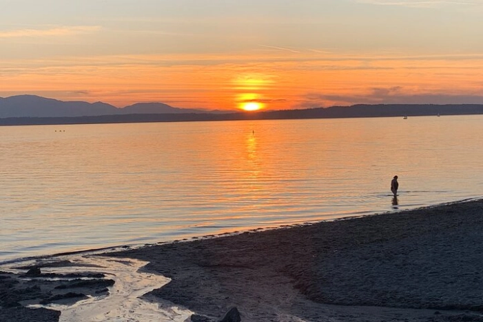 Scenic Seattle Sunset Views and Nightlife in Neighborhoods