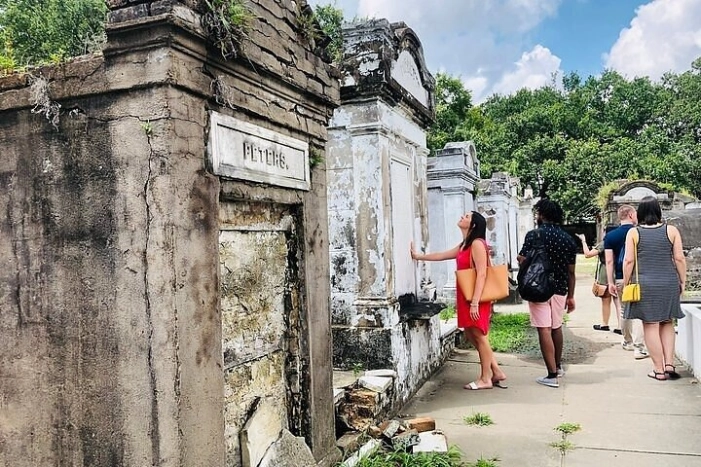 New Orleans City and Cemetery Tour with Garden District Stroll