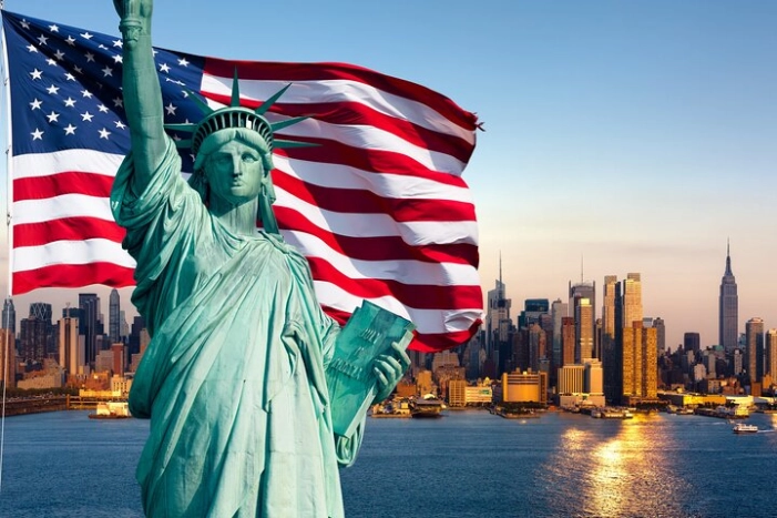 Statue of Liberty and Ellis Island by Ferry with Private Guide
