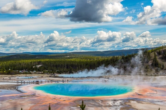 Guided Yellowstone Hot Spring & Geyser Basin Tour