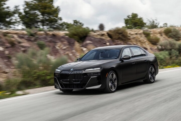 Luxury Sedan Departure from Manhattan to LaGuardia Airport LGA