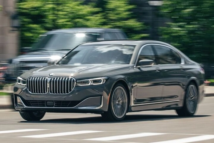 Luxury Car Arrival from Milwaukee Airport MKE to Milwaukee City