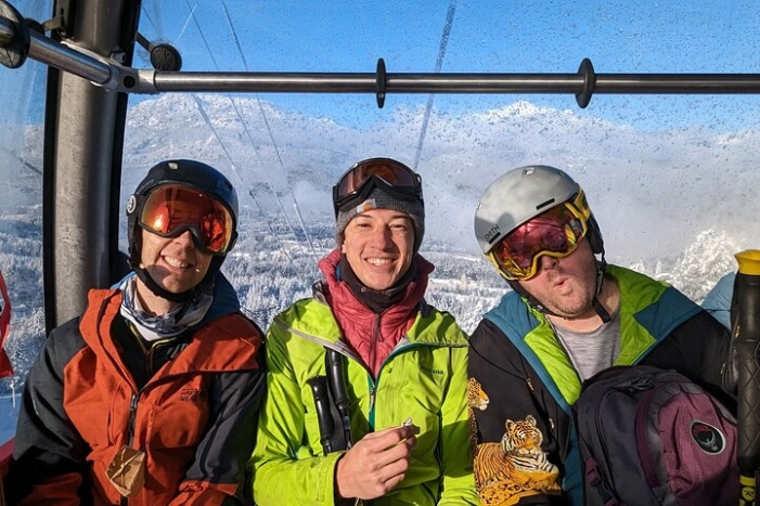 Shuttle to Snoqualmie Pass Ski and Snowboard