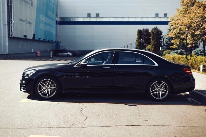 Departure Private Transfer: Tampa City to Tampa Airport TPA in Business Car