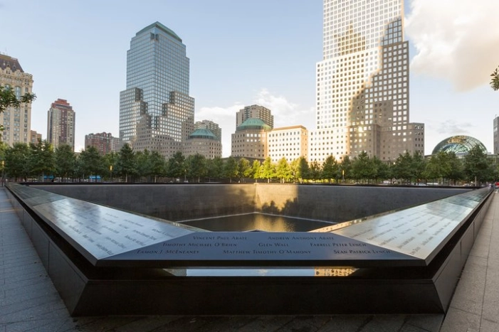 Private 4-hour Walking Tour Downtown and 9/11 Memorial Tour in NY